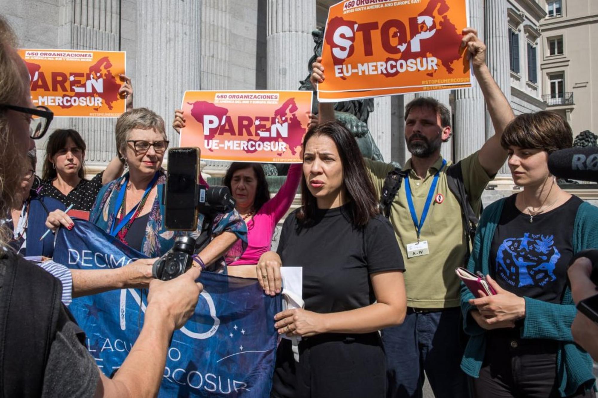 Representantes de la sociedad civil brasileña en el Congreso español para mostrar su rechazo al acuerdo de libre comercio entre el bloque del Mercosur y la UE.